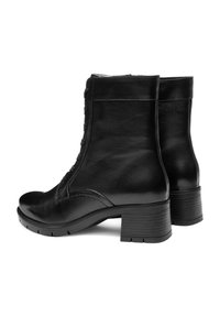 Bottines en cuir noir avec bout rond, lacets à l'avant et un petit talon carré. La finition texturée ajoute du détail au design.