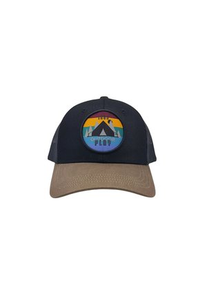 Casquette avec un dos en maille bleu marine et une visière beige, dotée d'un patch circulaire représentant des montagnes, des arbres, et "JEUX EN PLEIN AIR", dans des couleurs vives.