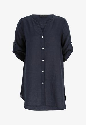 Marineblaue Leinenbluse mit V-Ausschnitt, weißen Knöpfen, hochkrempelbaren Ärmeln und seitlichen Schlitzen für zusätzlichen Komfort. Weiche Textur und lockere Passform.
