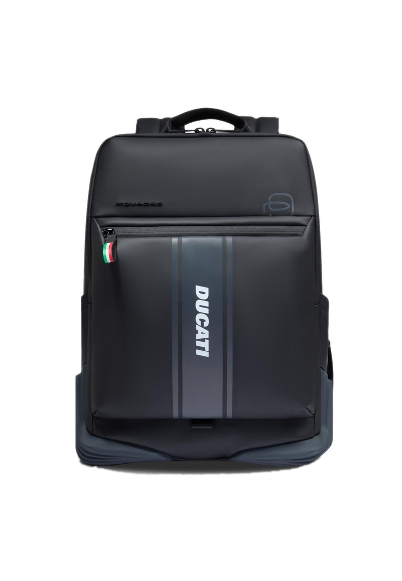Mochila negra hecha de material resistente con un diseño elegante, bolsillo frontal con cremallera, franjas grises de acento y logo visible de la marca "DUCATI".