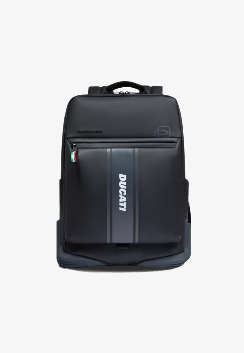 Zaino nero realizzato in materiale resistente con un design elegante, tasca frontale con cerniera, strisce grigie di accento e logo del marchio "DUCATI" ben visibile.
