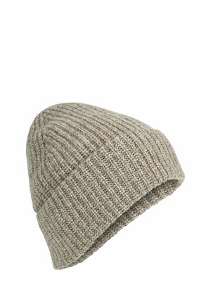 Beige gebreide ribgebreide wintermuts met opgerolde rand, gemaakt van zachte, warme garen voor koud weer.