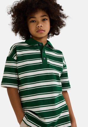 Polo vert et blanc à rayures, à manches courtes, avec un col classique et une patte de boutonnage à trois boutons. Texture en coton doux.