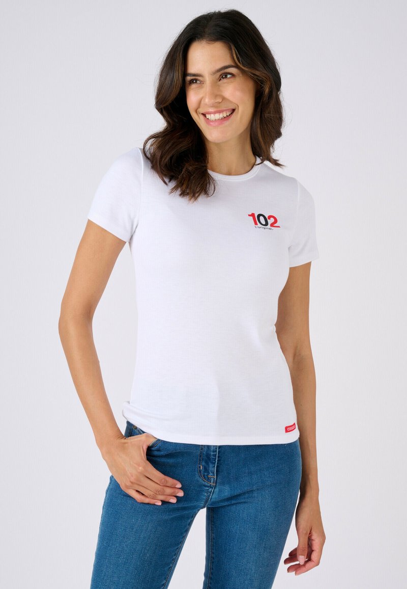 T-shirt blanc cintré en coton avec manches courtes. Présente un logo "102" imprimé en rouge et noir sur le côté gauche de la poitrine et une étiquette rouge à l'ourlet.