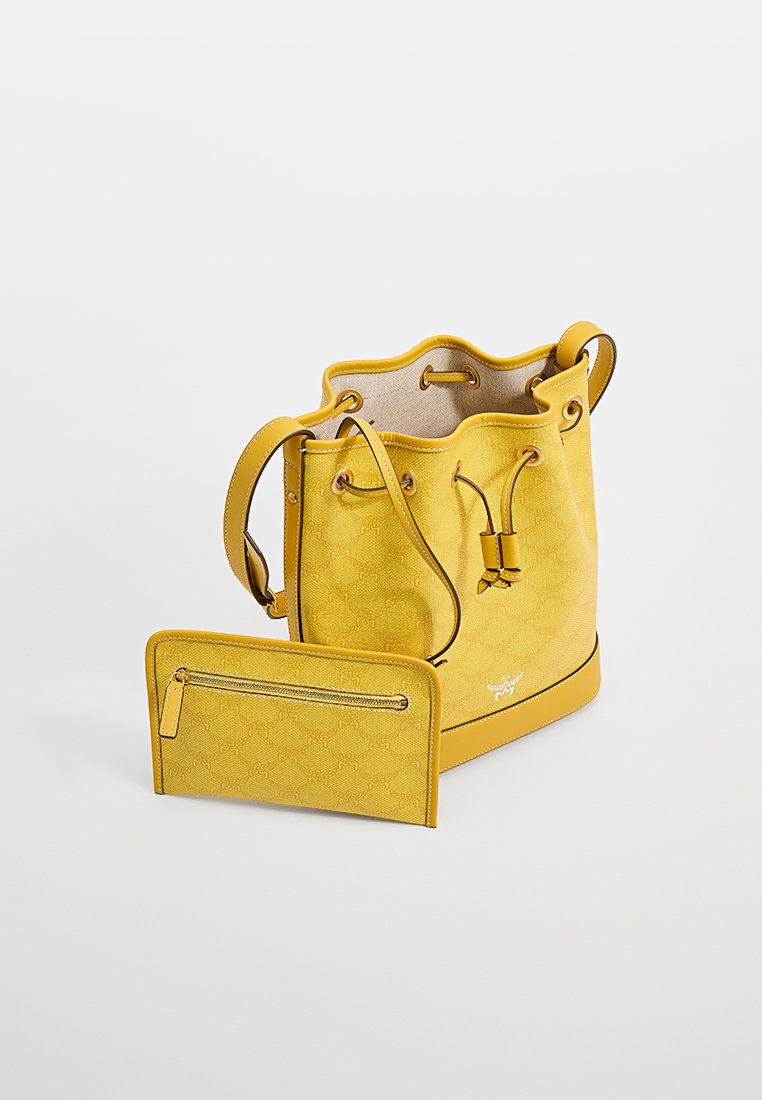 Gelbe Tragetasche aus strukturiertem Material, mit einem Zugverschluss und einer passenden Geldbörse mit einem Reißverschlussfach.