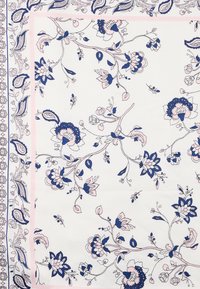 Λευκό ύφασμα με λεπτά μπλε και ροζ λουλουδένια και φυλλώδη σχέδια, με περίγραμμα σε σχέδιο παϊέτας και γεωμετρικό μοτίβο.