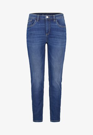 Jean en denim bleu à coupe slim, avec cinq poches, coutures visibles, et une taille dotée d'un bouton et d'une fermeture zip.