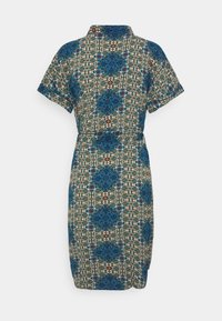 Robe cintrée à manches courtes avec col montant, présentant des motifs géométriques et floraux complexes en bleu, vert et marron.