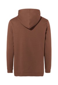 Felpa con cappuccio marrone, dal tessuto liscio, a maniche lunghe e con polsini a costine. Presenta un design semplice senza motivi o dettagli visibili.