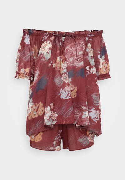 Burgundia off-the-shoulder topp, lühikeste volangainete varrukatega, millel on lillemustrid ja tekstureeritud kangas, koos sobivate lühikeste pükstega.
