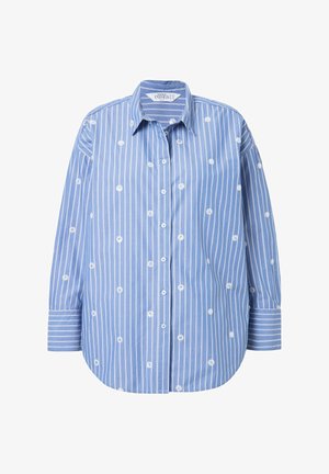 Jasnoniebieska koszula z guzikami w paski, z białymi haftami kwiatowymi, z klasycznym kołnierzykiem i długimi rękawami z mankietami.