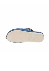 Pantofole blu con una parte superiore testurizzata caratterizzata da un motivo floreale, fodera morbida e suola in gomma color crema con battistrada curvo.