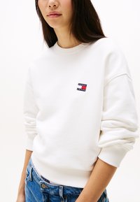 Tommy Jeans BADGE CREW - Sweatshirt - ecru