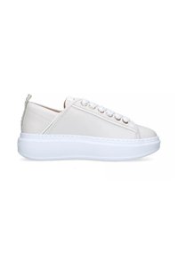 Sneaker in pelle bianca con punta arrotondata, suola bianca prominente e occhielli metallici per i lacci. Texture liscia, design minimalista con etichetta sul tallone.