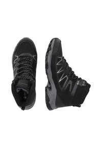 Bottes de randonnée noires avec tige synthétique, finition texturée, accents gris et semelle extérieure à motifs. Comprend des fermetures à lacets renforcées et un soutien de la cheville.
