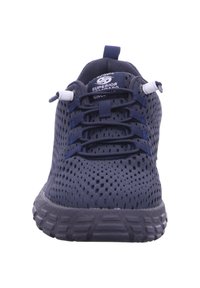 Marineblaue Mesh-Sportschuhe mit Perforationen, ausgestattet mit einer strukturierten Gummisohle, elastischen Schnürsenkeln und einer gepolsterten Zunge für zusätzlichen Komfort.