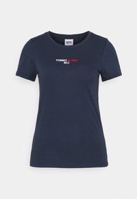 Mörkblå bomullströja med korta ärmar, med en vit och röd broderad "TOMMY JEANS"-logotyp i mitten på framsidan.