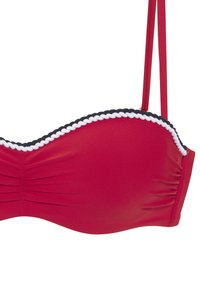 Rdeča bikinska bluza z oprijetim dizajnom, teksturirano tkanino in bele in črne valovite obrobe vzdolž roba ter nastavljivimi naramnicami.