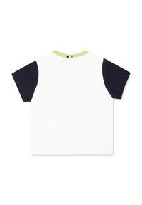 Witte t-shirt met korte mouwen en marineblauwe mouwen en een limoen groene halslijn. Heeft een ronde hals en een minimalistisch ontwerp.