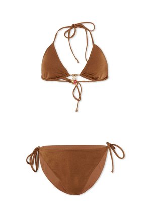 Brązowy dwuczęściowy bikini z trójkątnym topem na szyję ozdobionym drobnymi zawieszkami oraz pasującymi majtkami z wiązaniem po bokach.