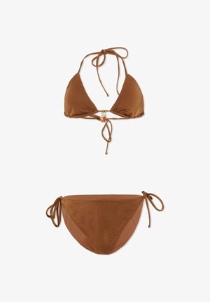 Bikini marrone a due pezzi con top a triangolo con laccio al collo, impreziosito da piccoli dettagli con ciondoli, e slip bikini abbinati con fiocchi sui lati.