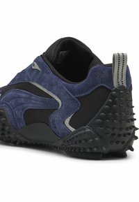 Sneaker blu scuro e nere con tomaia in suede testurizzato, suola in gomma con tacchetti e dettaglio grigio sul lato.
