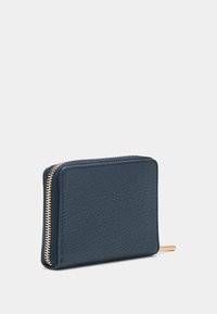 Jūras spēku ādas maks ar teksturētu apdari, zelta rāvējslēdzēju un zelta akcentu. Taisnstūra forma, kompakts dizains, piemērots monētām vai kartēm.