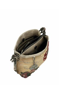 Beige leren tas met meerdere compartimenten, voorzien van geborduurde ontwerpen, een ritssluiting en metalen accenten. Binnenkant gevoerd met zwart.