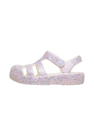 Sandalo rosa glitterato per bambino con punta chiusa, lati aperti e cinturino regolabile, realizzato in materiale gommoso traslucido.