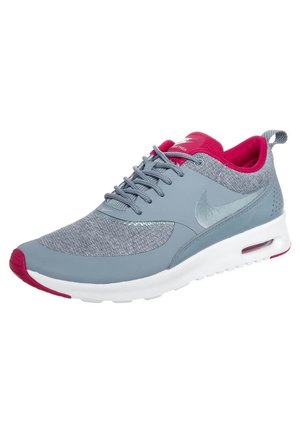 Baskets bleu clair et gris avec des accents roses, semelle blanche avec coussin d'air, tige en mesh, lacets et languette au talon.