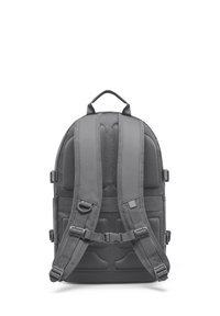 Rucsac gri cu panou din spumă placată cu plasă, curele ajustabile și mâner superior. Are catarame și un design structurat.