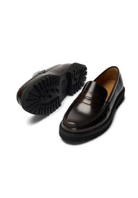 Mocassins en cuir brun foncé à finition lisse, dotés d'un design classique avec une bride, d'une semelle extérieure en caoutchouc à adhérence texturée et d'une semelle intérieure rembourrée.