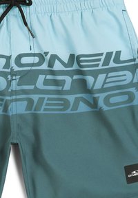 Turkosa och mörk teal badshorts med en stor, kontrasterande "O'Neill"-logotyp. Tillverkade av ett mjukt, lätt material med ett elastiskt midjeband.
