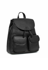 Zaino in pelle nera con chiusura a pattina, due tasche frontali e finitura testurizzata. Il design include spallacci regolabili e hardware minimale.