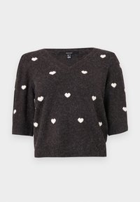 Pull à col en V, manches courtes, en maille gris foncé avec motifs de cœurs blancs sur toute la surface. Texture douce et coupe décontractée.