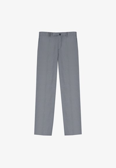 Pantalones gris claro con ajuste entallado, frente plano y dos líneas de costura vertical en cada pierna. Están hechos de una tela suave con una textura sutil.
