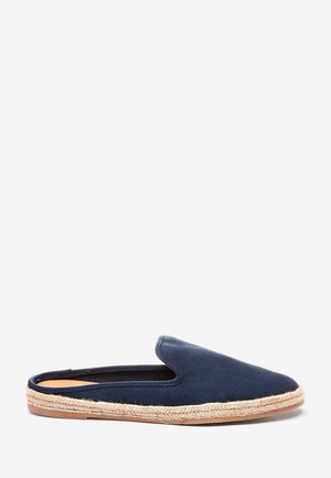 Chaussure bateau bleu marine à enfiler avec tige en tissu lisse, semelle intermédiaire en corde de jute et semelle extérieure en caoutchouc. Conception ouverte à l'arrière pour un enfilage facile.