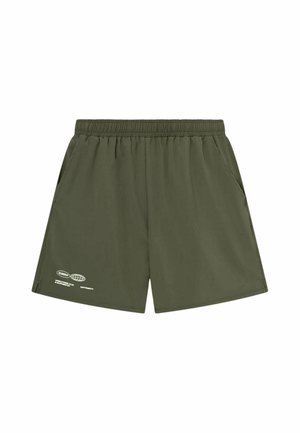 Shorts vert olive à taille élastique avec poches latérales et petit imprimé graphique blanc sur le bas de la jambe gauche.