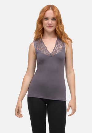 Top sin mangas de color púrpura con escote en V adornado con encaje y un diseño ajustado. Textura suave, con un sutil brillo en la tela.