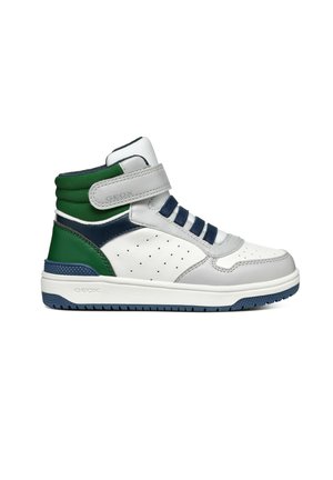 Zapatillas altas, blancas y azul marino con detalles en verde. Fabricadas en cuero, con perforaciones, una correa de velcro y suela de goma.