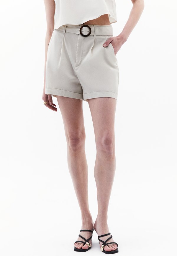 MIT HOHER TAILLE UND GÜRTELDETAIL - Shorts - silver birch