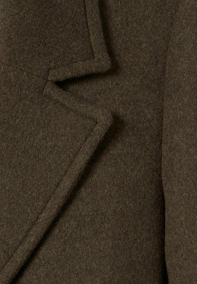 Tessuto di un cappotto di lana marrone con colletto a punta e superficie strutturata. Il materiale presenta un aspetto morbido e caldo con una leggera lucentezza.