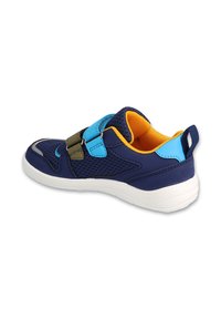 Granatowe siatkowe sneakersy z białą podeszwą, z regulowanymi paskami w niebieskim i zielonym kolorze oraz pomarańczowym wykończeniem z tkaniny. Wzmocniony nos.