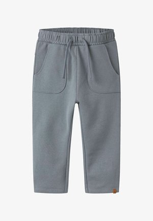 Sive dječje trenirke s elastičnim pojasom, vezicama, dva prednja džepa i ravnim nogavicama, izrađene od mekane tkanine.