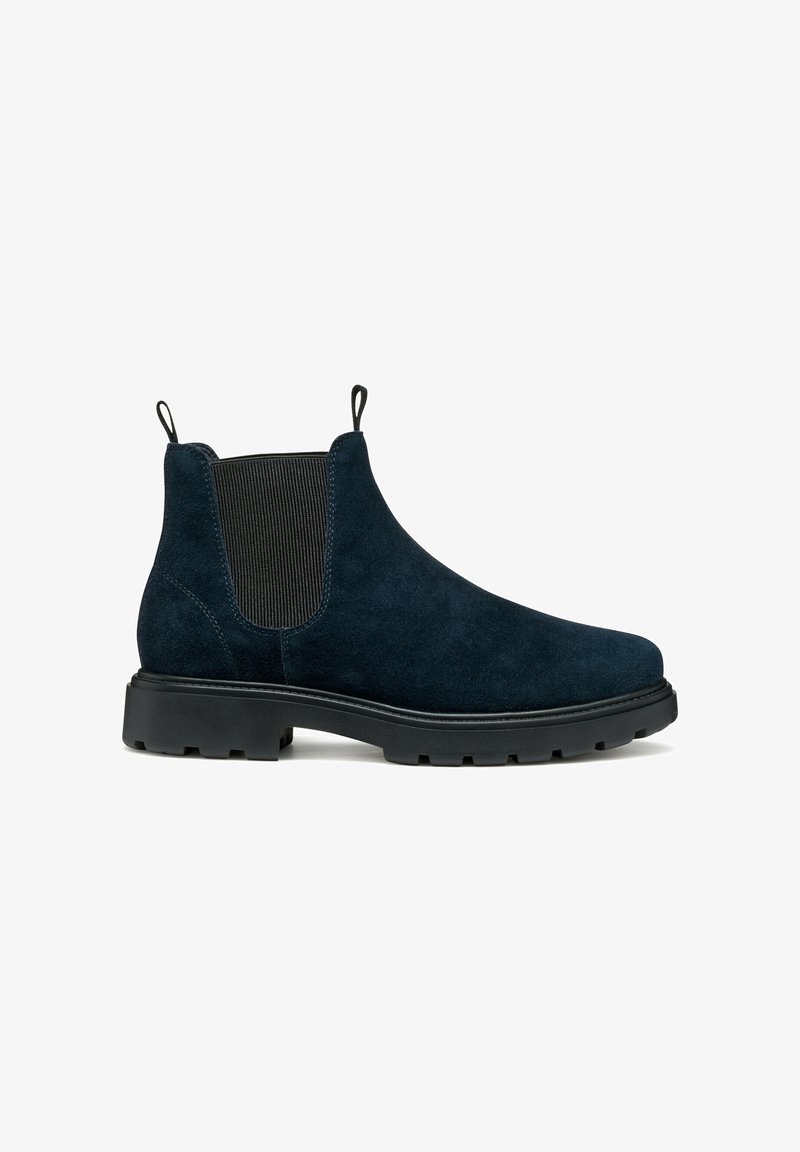 Botas Chelsea de ante azul marino con paneles laterales elásticos y tiradores. Suela de goma negra gruesa con relieves para mayor agarre. Textura suave.