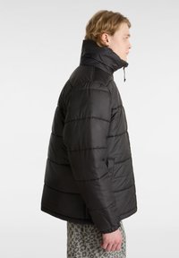 Vans HILLGATE PUFFER - Vinterjakker - black