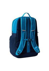 Marineblå og blå ryggsekk med polstrede skulderstropper, nettinglommer på sidene og et håndtak på toppen. Har refleksdetaljer og et elegant, strukturert design.
