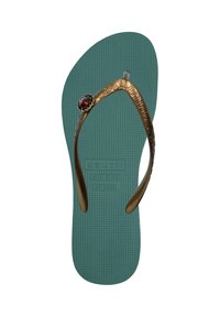 Zielone gumowe klapki z teksturowaną wkładką, złotą szczęką z ozdobnym czerwonym kamieniem. Wydrukowane oznaczenia rozmiaru na podeszwie.