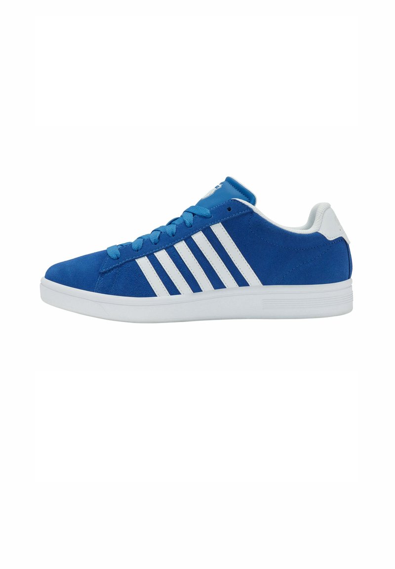 Blauer Sneaker mit niedrigem Schnitt, weißer Sohle und vier weißen Streifen an der Seite, ausgestattet mit blauen Schnürsenkeln und einem weißen Fersenpatch.