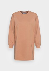 Vaaleanruskea oversize-huppari-mekko, jossa on pitkät puffihihat, pyöreä kaula-aukko ja pehmeä rakenne. Yksinkertainen muotoilu, ilman kuvioita tai koristelua.